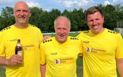 Benefizspiel in Schnaittenbach – CSU-Trio kickt für den guten Zweck und gratuliert Pfarrer Helmut Brügel zum 60er!